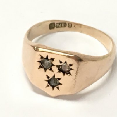 A 9ct gold ring, size Q .4.4g total weight. Postage category A