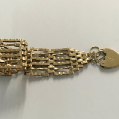 A 9 ct gold gate bracelet with heart clasp 11..90 grams.