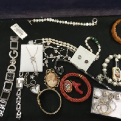 Various jewellery including a Cameo, Pearl, red coral etc . This lot can be posted without the case ,postage category A