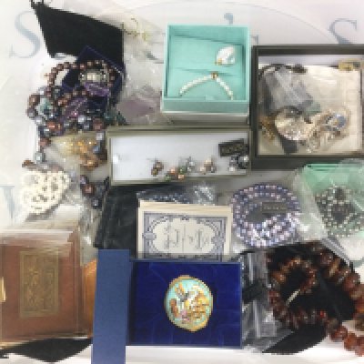 A box of mixed costume jewellery. Shipping category B.