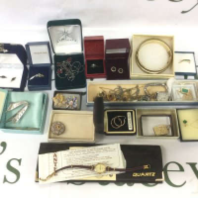 A collection of jewellery including silver and gold items. Shipping category B.