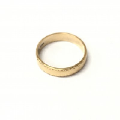A 9ct gold wedding band, Approx weight 2.62 grams, size O.