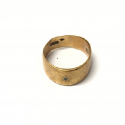 An 18ct gold wedding band. approx weight 6.95 grams.