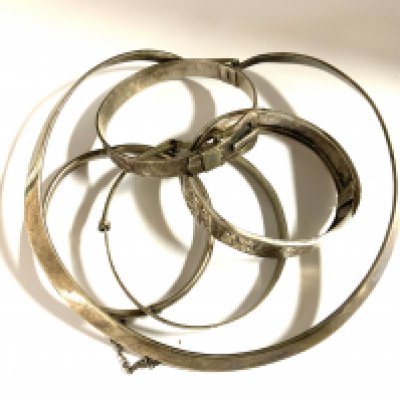 4 vintage hallmarked silver bangles together with a silver collar. (A)