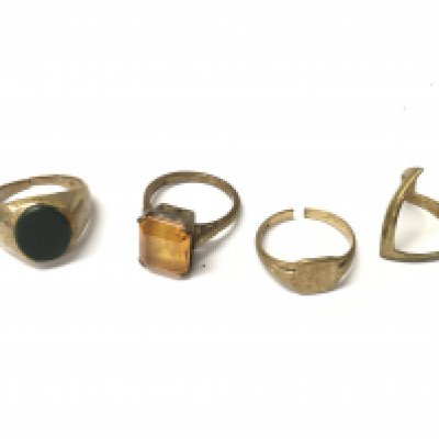 Four 9ct gold rings, Approx weight 14.67 grams.