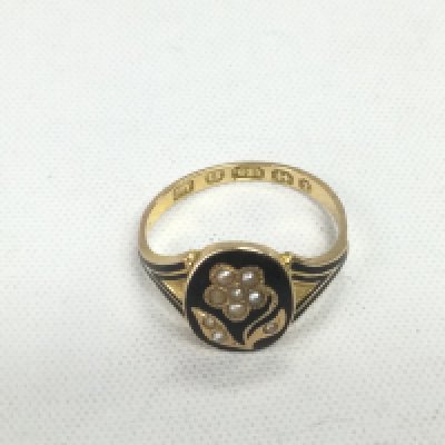 A Victorian 15ct gold ring set with pearls, approx 2g and approx size M. Shipping category A.