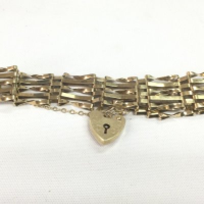 A 9ct gold gate bracelet, approx 11.5g. Shipping category A.