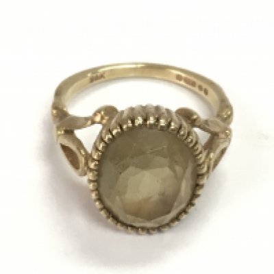 A 9ct gold ring set with quartz ring. 4.71g and size J 1/2