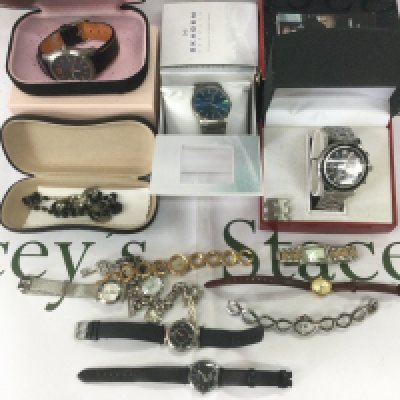 A collection of various watches, some loose and some boxed. Shipping category D.