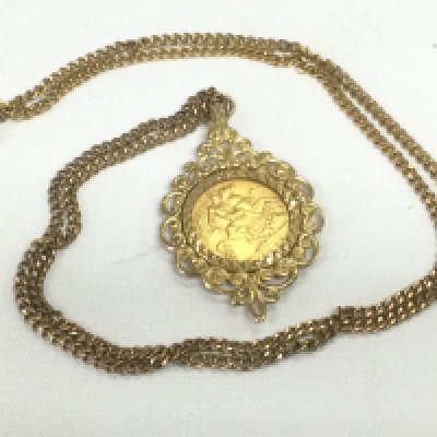 A 1909 gold sovereign on a gold chain, approx 17.7g. Shipping category A.