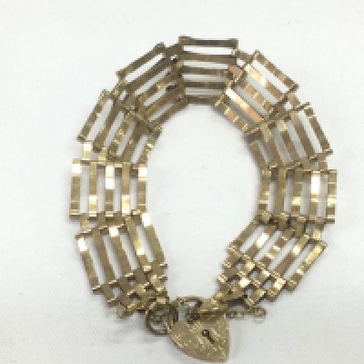 A 9ct gold gate bracelet, approx 10g. Shipping category A.