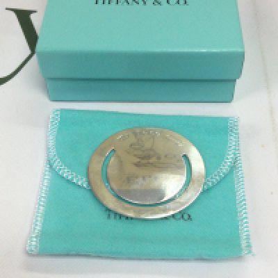 A boxed Tiffany silver money clip. Shipping category A.