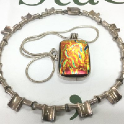 A silver choker necklace and a coloured glass pendant on chain (2). Shipping category A.
