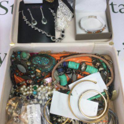 A collection of costume jewellery. Shipping category B.