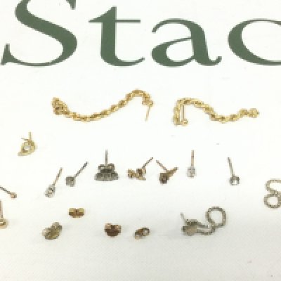 A collection of earrings including some gold examples. Shipping category A.