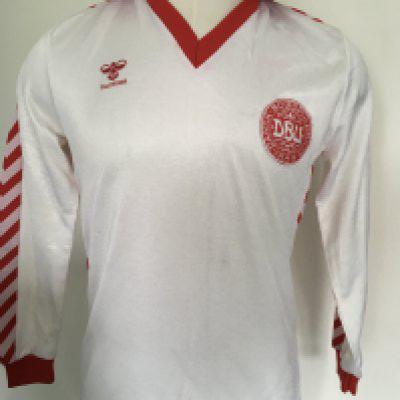 1979 Denmark Match Worn Football Shirt: White long sleeve Hummel with number 9 to rear. Worn by Allan Simmonsen v Republic of Ireland on 2 5 1979. Swapped with Eire player Mick Martin who is prepared to issue a COA.