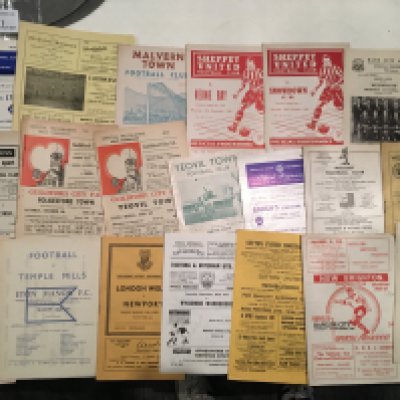 Non League Football Programmes: Mainly late 50s onwards but spotted some mid 50s Wells City homes v Bristol City Colts and Bideford. Wide range of clubs often playing league clubs. Worth a look as instructions to sell. (60)