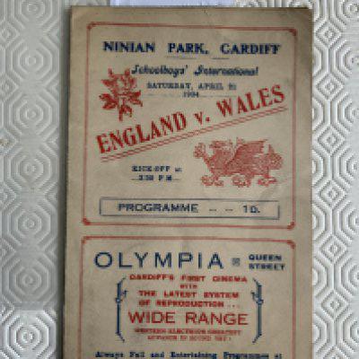 1934 Wales Schools v England Football Programme: Played at Ninian Park on 21 4 1934. Very good 4 page card with no team changes.