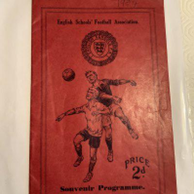 1934 England v Scotland Schools Football Programme: Played at Arsenal in very good condition with no team changes. 1934 written to cover.