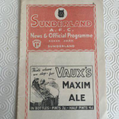 37/38 Sunderland v Leicester City Football Programme: Very good condition league programme with no team changes. Staple removed not rotted away.