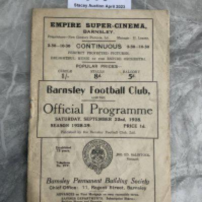1928 - 1929 Barnsley v Oldham Athletic Football Programme: Fair/good condition with no team changes. Small tear to border inside.