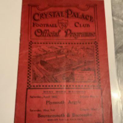 1929 - 1930 Crystal Palace v Luton Town Football Programme: Excellent condition with no team changes. Light fold.