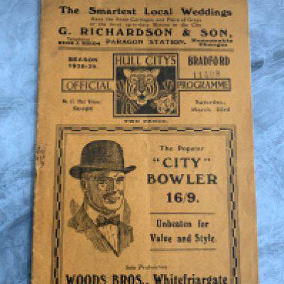 1928 - 1929 Hull City v Bradford Park Avenue Football Programme: Excellent condition with no team changes. Staple removed not rotted away.