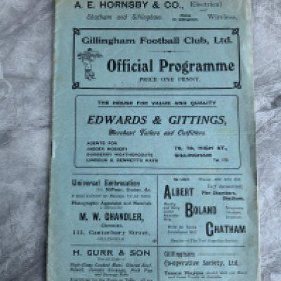 1925 - 1926 Gillingham v QPR Football Programme: Excellent condition with light team change and score inside.