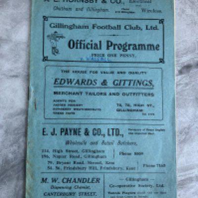 1928 - 1929 Gillingham v Walsall Football Programme: Very good condition with team changes and Walsall written to cover.