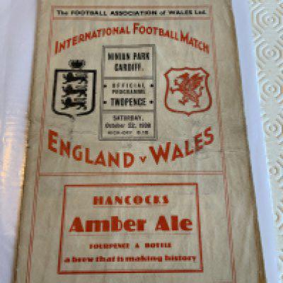 1938 Wales v England Football Programme: Fair condition with creasing. Pencilled team changes. Played at Cardiff on 22 10 1938.