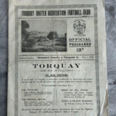 1932 - 1933 Torquay United v Newport County Football Programme: Very good condition with no team changes. Couple of folds.