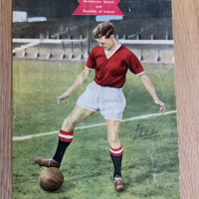 Liam Whelan Manchester United Busby Babe Football Picture: A4 size magazine picture from Charles Buchan signed by Munich air disaster victim Whelan.