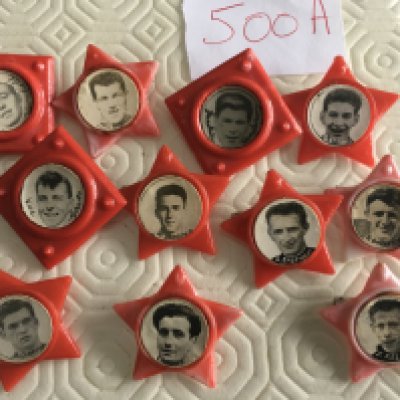 Arsenal Football Star Badges: 8 star badges and 3 square of mainly Arsenal players all 1960s or slightly earlier. Includes Eastham + Kelsey. (11)