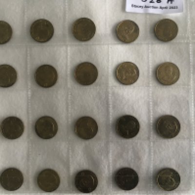 Texaco 1969 Footballers Football Coins: Complete set of 20 coins in very good condition contained in collectors display wallets. Not to be confused with common Esso sets. (20)