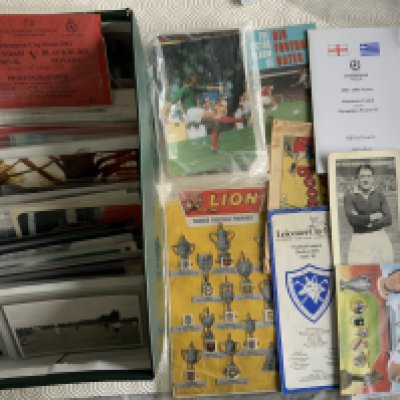 Texaco 1969 Footballers Football Coins: Complete set of 20 coins in very good condition contained in collectors display wallets. Not to be confused with common Esso sets. (20)