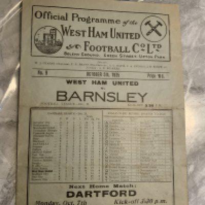 35/36 West Ham v Barnsley Football Programme: Good condition division 2 programme with no team changes.