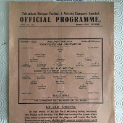 40/41 Tottenham v Reading Football Programme: Good condition single sheet London Cup match with no team changes. Light creasing.