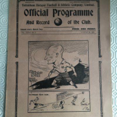 39/40 Tottenham v Birmingham City Football Programme: Very good condition 4 page league match with no team changes. From the defunct season dated 26 8 1939.