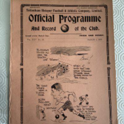 32/33 Tottenham v Northfleet United Football Programme: Excellent condition ex bound reserve friendly match with no team changes.