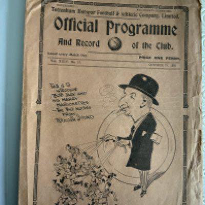 31/32 Tottenham v Plymouth Argyle Football Programme: Fair condition league match with no team changes. Creasing and a bit tatty to one edge.