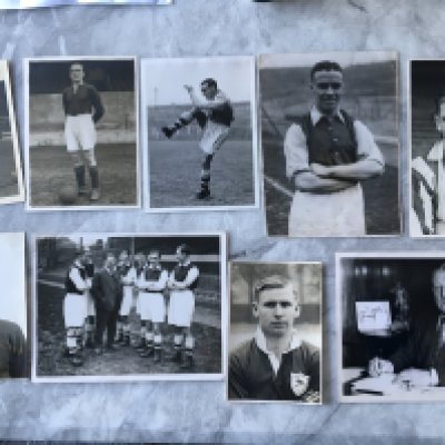 Arsenal Pre War Football Press Photos: Lovely shot of manager George Allison with 6 players in Arsenal kit, James Ramsey mid 20s, Parker 1932, Bastin, Davidson and more. Various sizes the smallest being postcard size. Mainly good all with press stamps to rear. (9)