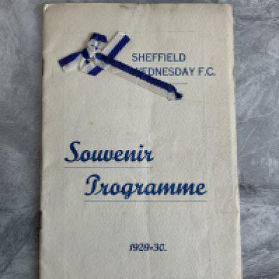 1929/1930 Sheffield Wednesday v Arsenal Football Programme: Special edition with blue and white ribbons to commemorate winning the Football League the previous season. 16 page programme has souvenir cover and is good with no writing. Rusty staples holding firm.