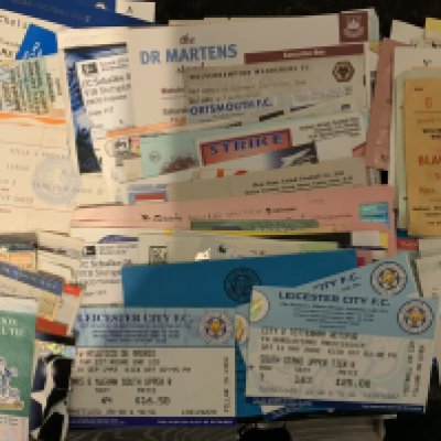 Football Ticket + Fixture Card Collection: Wide range of clubs including some big match. 170 tickets with lots of 90s but quite a few earlier. C/W 17 fixture cards from various clubs.