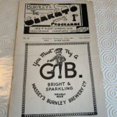 33/34 Burnley v Brentford Football Programme: Very good condition league match with no team changes. Rusty staples holding firm.