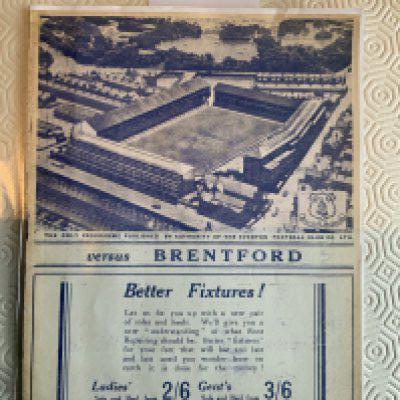 39/40 Everton v Brentford Football Programme: Rare defunct season dated 26 8 1939. Sadly covers are photo copies with inside pages blank. No team changes.