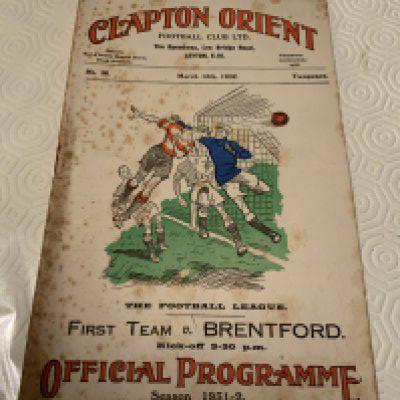 31/32 Clapton Orient v Brentford Football Programme: Poor condition league match with no team changes. Rusty staples and completely split spine. Heavy foxing.