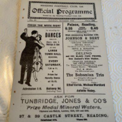 1922 - 1923 Reading v Brentford Football Programme: Excellent condition ex bound league match with covers. No team changes.