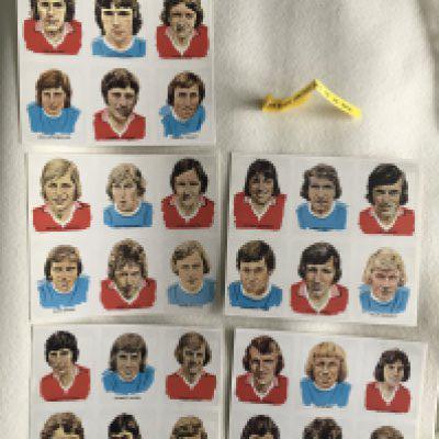 Manchester City + United 1976 Football Cards: Complete set of uncut in groups of 6 cards which each feature 3 Utd and City players. Issued by the Manchester Evening News Pink Final. (30)