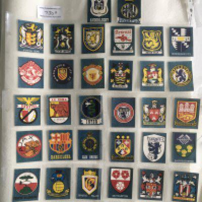 1977 Panini Jeans Fussball Set Of Club Badges: Rare set of 40 club badges with the background of the card being denim looking. 30 English club teams and 10 foreign. Excellent. (40)