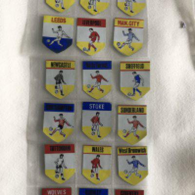 BABS Rosettes Football Cards: Mint condition rare cards of club badges in the centre of a rosette shaped card. (17)
